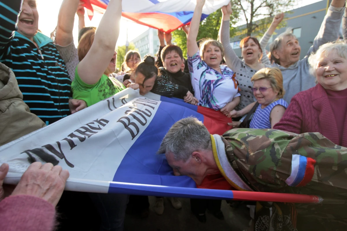 Prorosyjscy separatyści, którzy opanowali budynek Służby Bezpieczeństwa Ukrainy (SBU) w Ługańsku na wschodzie Ukrainy, ogłosili wczoraj wieczorem powstanie "Ługańskiej Republiki Ludowej" - poinformowała Interfax-Ukraina, powołując się na lokalne media. Podczas wiecu z udziałem kilkuset osób odczytano "Akt o proklamacji samostanowienia państwowego" i "Deklarację suwerenności ŁRL".