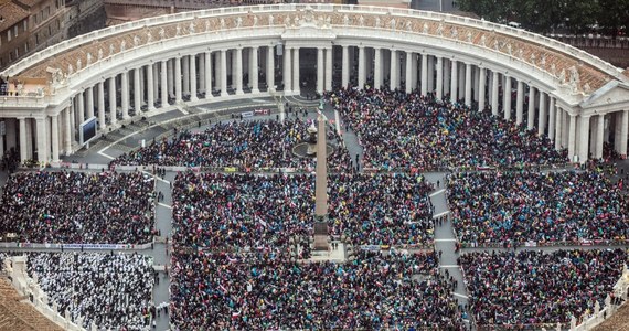 "Kanonizacją stulecia" nazwały włoskie media wczorajsze wydarzenia na Placu św. Piotra w Rzymie. Dwóch papieży trafiło do grona świętych - Polak Jan Paweł II i Włoch Jan XXIII. To jednak jeszcze nie koniec uroczystości związanych z kanonizacją. Polscy pielgrzymi zostali w Watykanie i wzięli udział m.in. w mszy dziękczynnej.