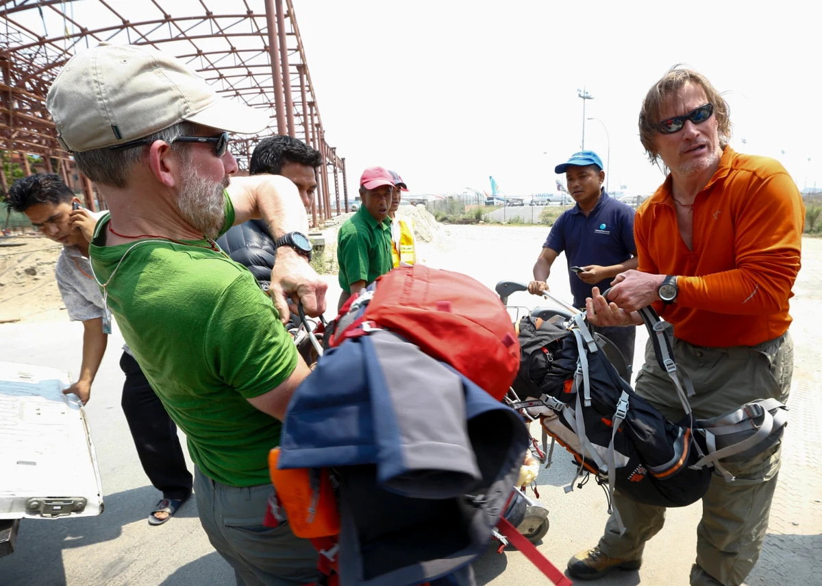 Sytuacja w bazie pod Mount Everestem, po dramacie jaki rozegrał się na Icefallu 18 kwietnia, jest nadal bardzo nieprzyjemna. Wysokie koszty zakończenia sezonu na Mount Evereście spadły na alpinistów, a władze lokalne i agencje nie mają sobie nic do zarzucenia. 
