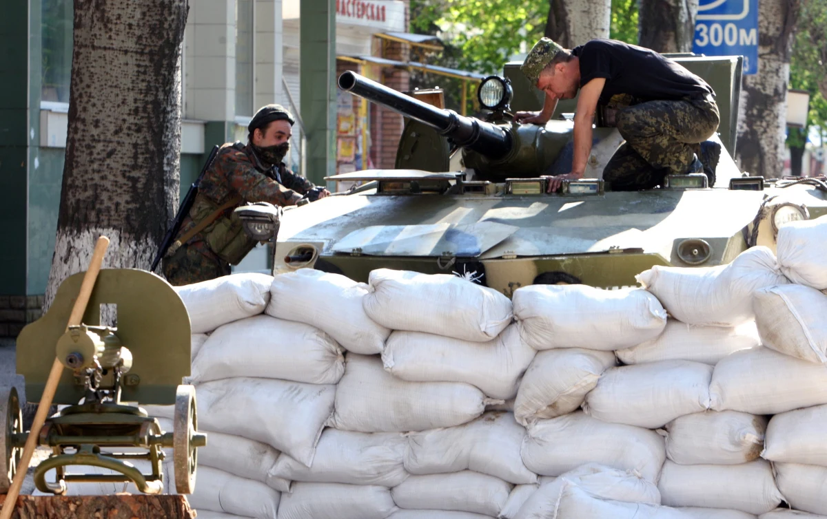 Prorosyjscy separatyści ostrzelali w nocy lotnisko wojskowe w Kramatorsku w obwodzie donieckim na wschodzie Ukrainy. Ranili dwóch żołnierzy. Zajęli też posterunek milicji i siedzibę administracji miejskiej w Konstantynówce w tym samym regionie. Ukraińskie media donoszą także o obrzuceniu przez nieznanych sprawców koktajlami Mołotowa sądu w Mariupolu na południu obwodu donieckiego. Część budynku spłonęła.