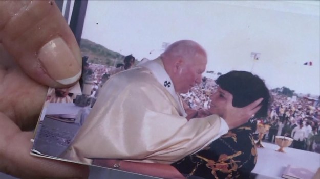 Wierni na Kubie uczestniczyli w pielgrzymce do pomnika Jana Pawła II w Santa Clara, by uczcić kanonizację zmarłego papieża.


Ludzie nieśli zdjęcia polskiego papieża, modlili się i śpiewali. Odprawiono także mszę pod pomnikiem, który stanął by upamiętnić pierwszą w historii papieską wizytę w tym kraju w 1998 roku.


Maria Rogelia Gonzalez i jej rodzina spotkała wtedy Jana Pawła II. Reprezentowali kubańskie rodziny. Teraz Gonzalez pokazywała zdjęcia swoje i jej syna z papieżem.


Jan Paweł II był pierwszym papieżem, który odwiedził Kubę po rewolucji kierowanej przez Fidela Castro w 1959 roku.


Po tej wizycie, komunistyczne władze Kuby powoli ocieplały stosunki z Kościołem. Usunięto m.in. odniesienia do ateizmu z konstytucji i ogłoszono Wielki Piątek oficjalnym świętem.