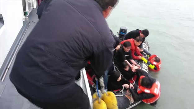 Straż przybrzeżna Korei Południowej ujawniła w poniedziałek materiał wideo, na którym widać uciekającego z tonącego promu kapitana Lee Joon-seoka. Prom zatonął 16 kwietnia u wybrzeży wyspy Jindo.


Na wideo widać, jak Lee, ubrany tylko w sweter i majtki, skacze z promu, który tonie pochylony o 45 stopni, i wskakuje na łódź ratunkową.


Według Kim Kyung-il, funkcjonariusza straży przybrzeżnej, uciekający członkowie załogi statku nie powiedzieli ratownikom, kim są.


"Wszyscy mieli na sobie kamizelki ratunkowe, więc nie można było określić, czy to ktoś z załogi czy pasażer" – powiedział Kim dziennikarzom zgromadzonym w porcie Jindo.


W poniedziałek nurkowie wznowili poszukiwania ponad 100 ciał wciąż uwięzionych w zatopionym promie. Akcję prowadzoną w weekend utrudniała zła pogoda, silne prądy i pływające wszędzie szczątki statku.


Liczba ofiar katastrofy wzrosła do 188. Wciąż brakuje 114 osób, choć - zdaniem władz - lista pasażerów statku może być niedokładna.