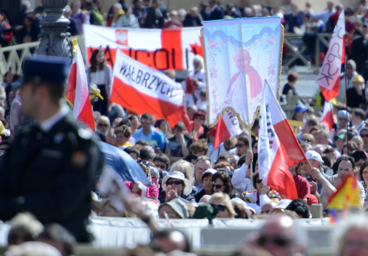 Są zarzuty dla organizatora „Ekspresu Miłosierdzia”. Pielgrzymi zza naszej wschodniej granicy mieli jechać pociągiem z Warszawy, potem autobusami z Częstochowy, wreszcie w piątek wieczorem ich wyjazd odwołano. Na szczęście episkopat wynajął dla nich autobusy i w sobotę nad ranem pielgrzymi wyruszyli do Watykanu.