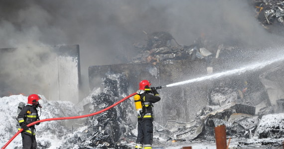 Pożar na terenie składowiska skupu złomu przy ul. Pomorskiej w Szczecinie. Informację dostaliśmy od Was, na Gorącą Linię RMF FM. Po kilku godzinach strażakom udało się ugasić ogień.