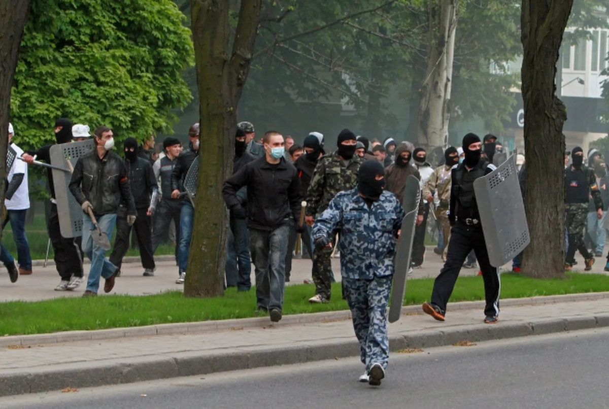 Co najmniej 15 osób zostało rannych w wyniku ataku uzbrojonych w pałki i łańcuchy oraz wykrzykujących hasła prorosyjskie młodych ludzi na marsz zwolenników jedności Ukrainy w Doniecku na wschodzie kraju. Wieczorem ukraiński MON poinformował, że żołnierz tamtejszych sił zbrojnych zginął w wyniku eksplozji ładunku wybuchowego w obwodzie donieckim.