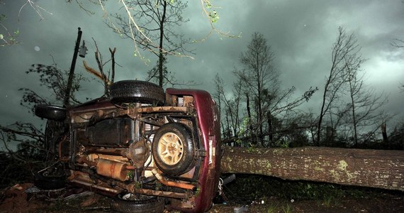 Do 21 wzrosła liczba ofiar śmiertelnych tornad, które przeszły nad południowymi regionami USA - poinformowały amerykańskie władze. Jest wielu rannych; w samym stanie Arkansas służba zdrowia mówiła o co najmniej 100 poszkodowanych. 