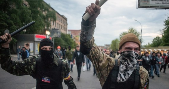 Zakładnicy, zatrzymani wczoraj w Doniecku na wschodniej Ukrainie przez prorosyjskich separatystów, zostali uwolnieni - poinformowała miejscowa delegatura MSW. Nie wiadomo na razie, ile osób odzyskało wolność. Po wczorajszej demonstracji zwolenników jedności kraju separatyści uwięzili co najmniej siedmiu jej uczestników. 