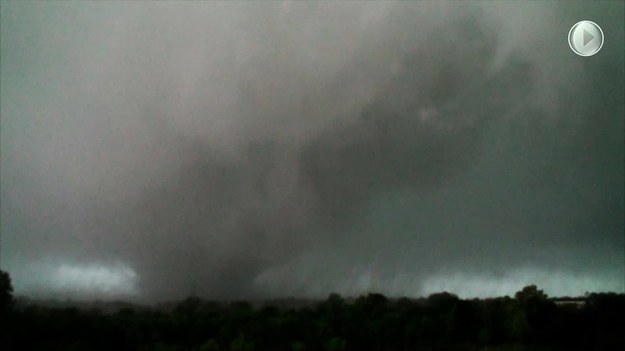 Tupelo − miasto w stanie Missisipi - to ostatnie z miejsc dotkniętych gwałtowną pogodą. Burmistrz miasta mówił o potężnym tornadzie, które uszkodziło domy, powaliło drzewa i linie energetyczne. Rannych zostało kilka osób. Na szczęście rany te nie zagrażają ich życiu. Krajowa służba meteorologiczna poinformowała, że kolejne tornado uderzyło także w inne miasto - Winston County - w północno-środkowej części stanu Missisipi. Z kolei w stanie Arkansas tylko wczoraj zginęło szesnaście osób.