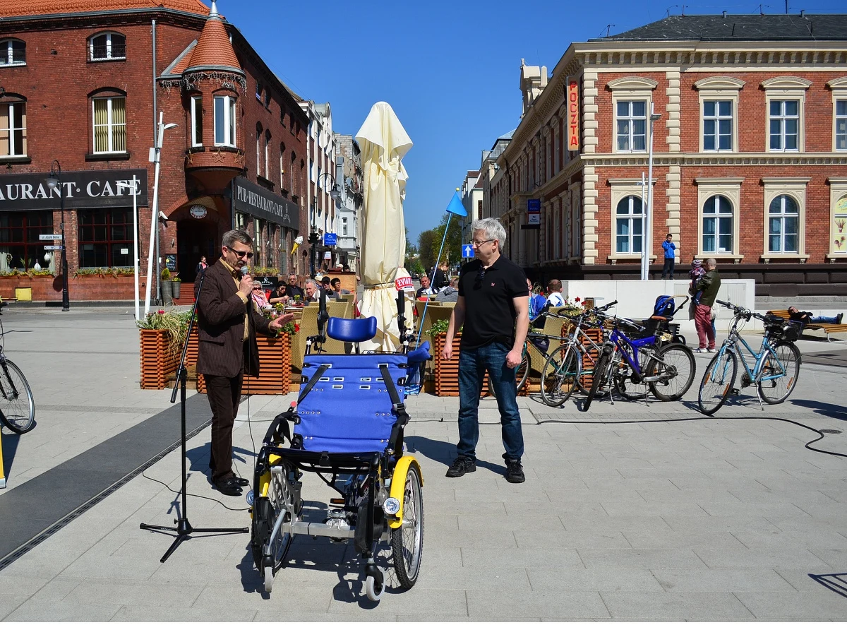 Wypożyczalnia rowerów w Świnoujściu teraz także dla niepełnosprawnych. Wypożyczyć można specjalną rikszę, na której podróżować można razem z osobą poruszającą się na wózku.