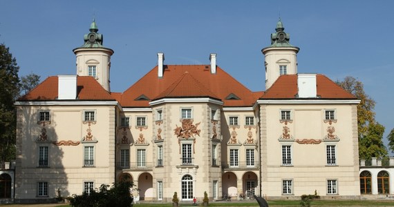 Zaczynamy na południu Warszawy. Przystanek pierwszy Uzdrowisko Konstancin-Zdrój, czyli zbiorowe inhalatorium. To jedyne takie miejsce w okolicach stolicy, w którym solanka spływa po gałązkach tarniny. Po krótkim spacerze połączonym z wdychaniem mikroelementów jedziemy w stronę Góry Kalwarii, w pobliżu na stromym wzniesieniu nad doliną Wisły leży Zamek w Czersku. Pierwszy człowiek pojawił się tam 2 tysiące lat temu. Dziś każdy może zobaczyć niesamowite machiny oblężnicze, a potem zrobić sobie piknik. Ostatni przystanek - Pałac w Otwocku Wielkim nad brzegiem jeziora. On już w końcu XIX w. uchodził za świetne miejsce na krótkie eskapady.