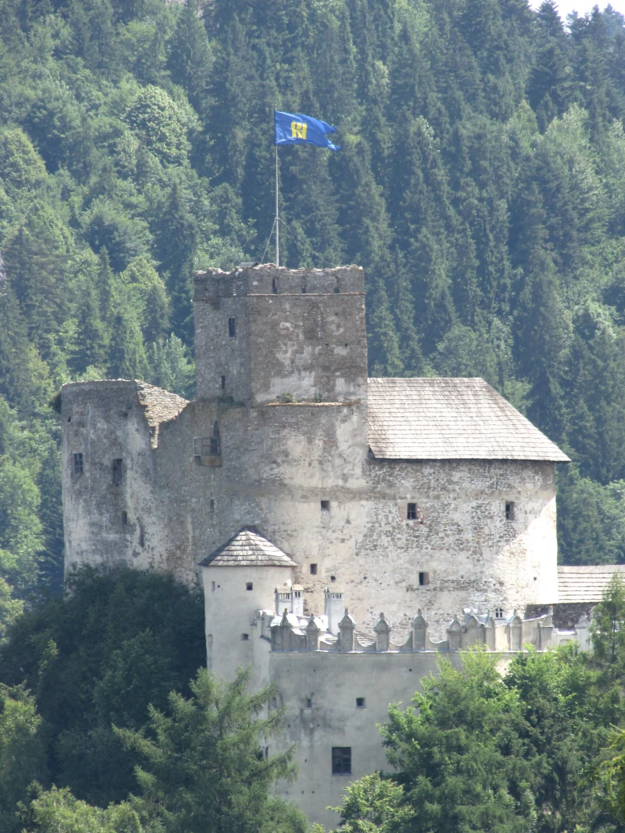 Nie macie dużo czasu na majówkowy wypad? Wystarczy jeden dzień. Nasz reporter Maciej Pałahicki proponuje spożytkować go przyjemnie i pożytecznie - poszukując skarbów. W Małopolsce nigdy ich nie brakowało, a większość z nich nadal spoczywa nieodkryta. 