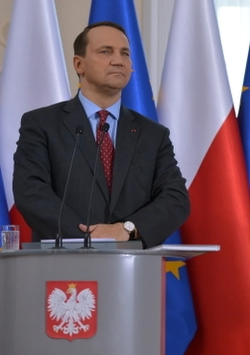 "Zdecydowałem się na OFE ostatecznie dlatego, że... na ZUS, przepraszam" - mówił podczas wspólnej konferencji prasowej z premierem szef MSZ Radosław Sikorski. Gdy szef rządu usłyszał początkową deklarację Sikorskiego o przejściu do OFE, zrobił zdziwioną minę.