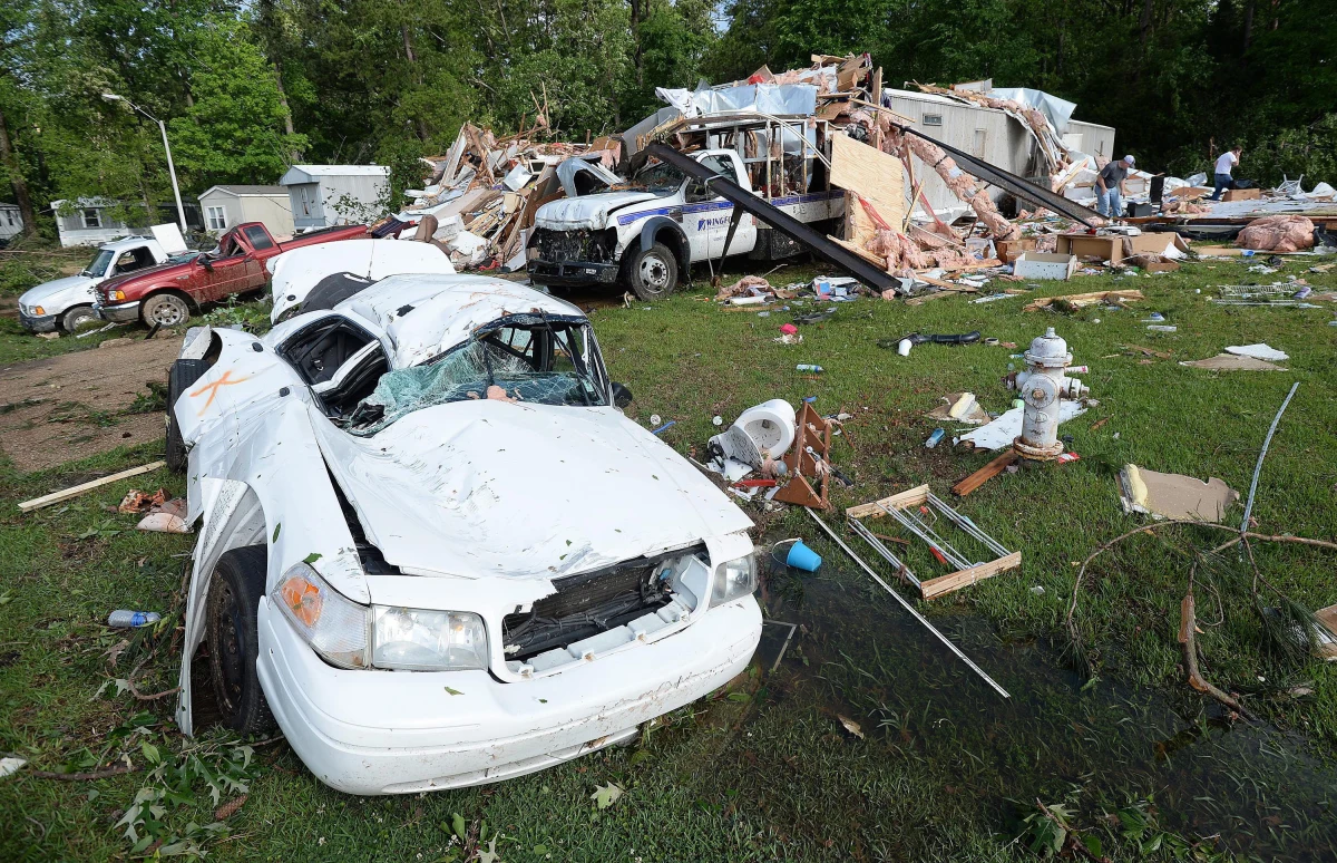 Do 31 wzrosła liczba ofiar śmiertelnych tornad, które w ostatnich dniach przeszły nad południowymi i środkowymi stanami USA - poinformowała amerykańska stacja telewizyjna CNN. Rannych jest ok. 200 osób. Synoptycy zapowiadają kolejne trąby powietrzne. 