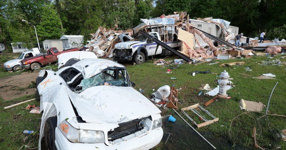 Do 31 wzrosła liczba ofiar śmiertelnych tornad, które w ostatnich dniach przeszły nad południowymi i środkowymi stanami USA - poinformowała amerykańska stacja telewizyjna CNN. Rannych jest ok. 200 osób. Synoptycy zapowiadają kolejne trąby powietrzne. 