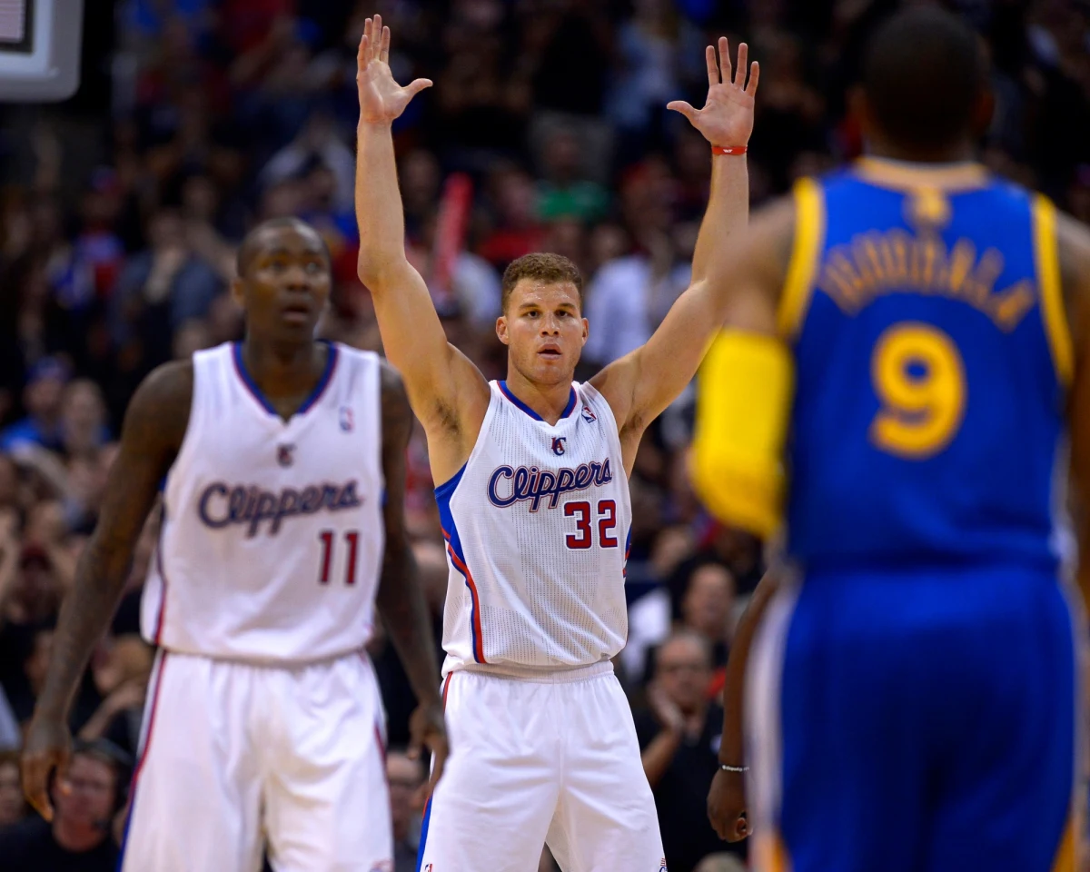 Bokserski mistrz świata Floyd Mayweather Jr. jest zainteresowany kupnem występujących w NBA Los Angeles Clippers. Wczoraj dożywotnio zdyskwalifikowany został dotychczasowy właściciel klubu Donald Sterling - bohater rasistowskiego skandalu. "Jestem bardzo zainteresowany kupnem Clippersów, ale na razie klub nie został wystawiony na sprzedaż. Jeśli tak się stanie, na pewno się zgłoszę" - zapowiedział mistrz świata federacji WBC w wadze półśredniej i WBA junior średniej. 