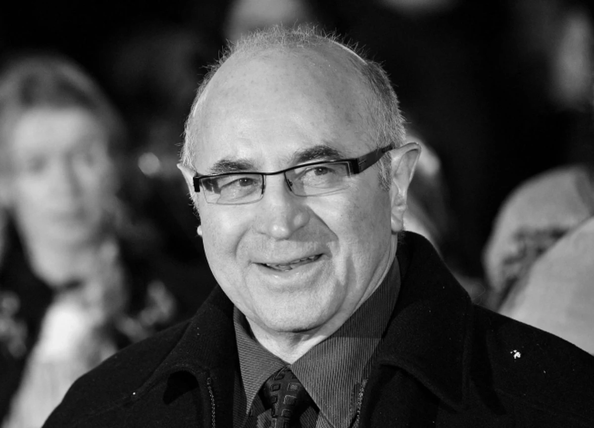 Brytyjski aktor i reżyser Bob Hoskins zmarł wieku 71 lat w wyniku zapalenia płuc. Hoskins zmarł w szpitalu w otoczeniu rodziny - żony Lindy i czwórki dzieci. "Jesteśmy załamani utratą naszego kochanego Boba" - napisała rodzina.