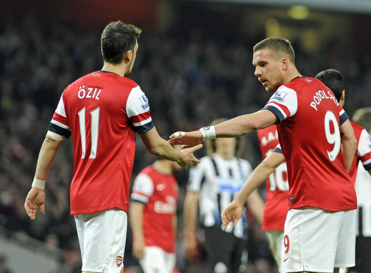 Piłkarz Arsenalu i reprezentacji Niemiec Lukas Podolski został udziałowcem Górnika Zabrze. Podolski kupił dwie akcje o numerach 1 i 10, płacąc po 1199 złotych za sztukę. Jak wyjaśnił rzecznik klubu, wybór oznakowań akcji nie był przypadkowy. "Podolski jest numerem jeden w gronie fanów Górnika, a z 10-tką gra w reprezentacji Niemiec" - powiedział.