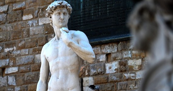 Posąg Dawida dłuta Michała Anioła może zawalić się pod swoim ciężarem - ostrzegają włoscy eksperci. Do takiego wniosku doszli po przeprowadzeniu serii eksperymentów na gipsowych miniaturowych kopiach słynnej statuy znajdującej się we Florencji. 