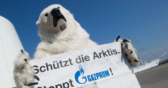 30 działaczy organizacji Greenpeace, w tym kapitan statku "Rainbow Warrior", zostało zatrzymanych w porcie w Rotterdamie. Uniemożliwili rosyjskiemu zbiornikowcowi rozładunek pierwszego transportu ropy z pola naftowego w Arktyce. 
