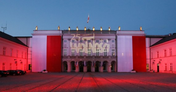 Na początek zagadka. Kto wypowiedział te słowa: "Rozszerzenie Unii Europejskiej na Wschód, a także dążenie do stabilizacji monetarnej powinny prowadzić do coraz ściślejszego wzajemnego powiązania narodów, przy zachowaniu tożsamości i historycznych tradycji każdego z nich"? Słów tych nie wypowiedział żaden polityk lewej czy centralnej części sceny politycznej, żaden znany euroentuzjasta. Wygłosił je papież Jan Paweł II, który w ostatnią niedzielę został wyniesiony na ołtarze. 