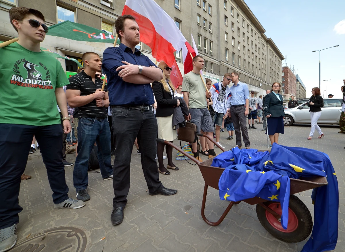 Kilkudziesięciu członków i sympatyków Ruchu Narodowego zebrało się w Warszawie przed siedzibą przedstawicielstwa Komisji Europejskiej w Polsce. W ramach akcji "oczyszczania Polski z flag unijnych" podeptali je i opluli.