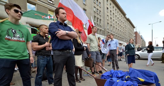 Kilkudziesięciu członków i sympatyków Ruchu Narodowego zebrało się w Warszawie przed siedzibą przedstawicielstwa Komisji Europejskiej w Polsce. W ramach akcji "oczyszczania Polski z flag unijnych" podeptali je i opluli.