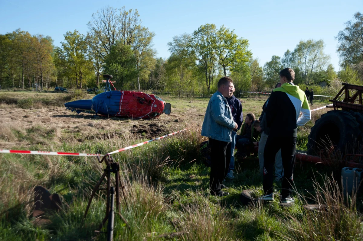 Prywatny śmigłowiec rozbił się na łące w miejscowości Czysta koło Słupska na Pomorzu. Pięć osób trafiło do szpitala.