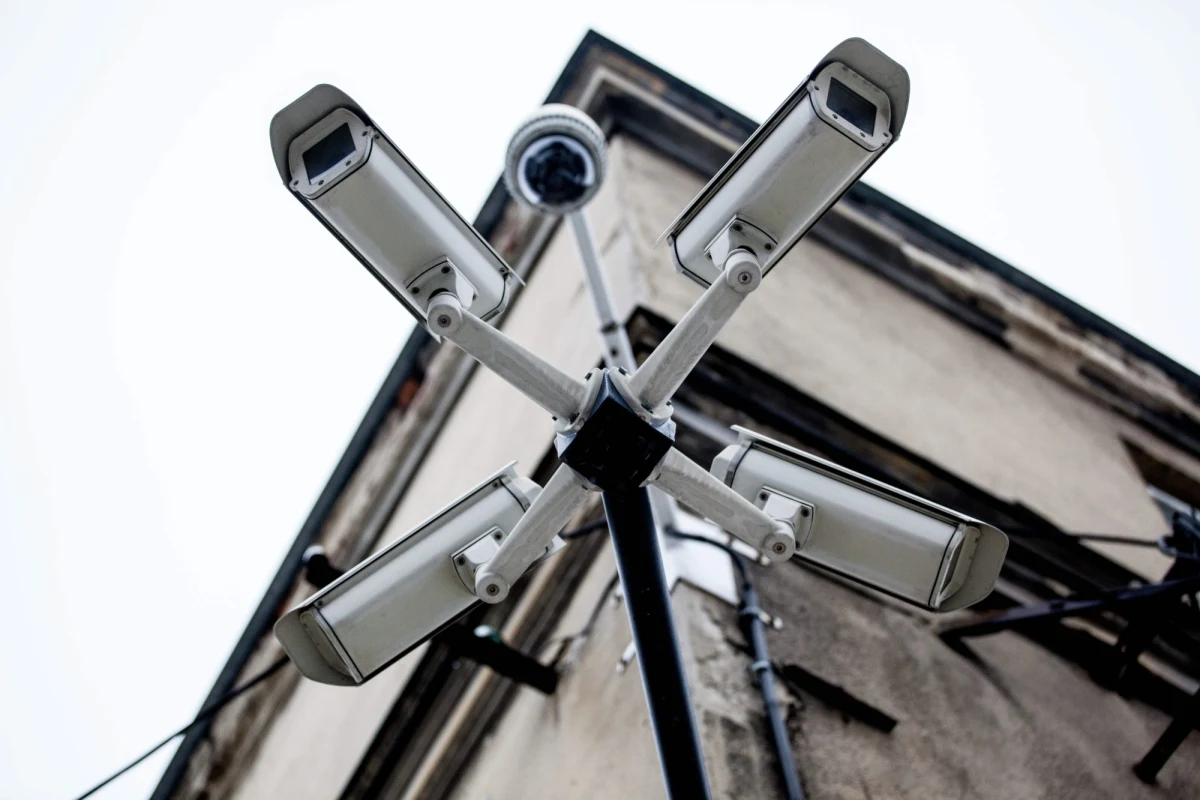 Najwyższa Izba Kontroli przyjrzała się systemom kamer, które śledzą nas w miastach. Z ustaleń wynika m.in., że w Polsce nie ma przepisów chroniących informacje o obywatelach uzyskane przez władze w wyniku podglądania przez kamery. Według Izby potrzebna jest w związku z tym odpowiednia ustawa. 