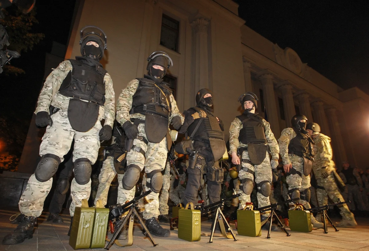 Dwóch ukraińskich wojskowych zginęło a dwóch zostało rannych podczas operacji przeciwko separatystom prorosyjskim w Słowiańsku na wschodzie kraju - podało ministerstwo obrony Ukrainy. Miasto jest szczelnie otoczone przez wojsko i siły MSW.