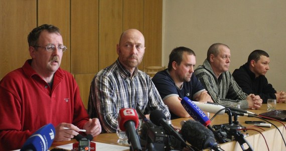 Członkowie misji obserwacyjnej OBWE, przetrzymywani od tygodnia przez prorosyjskich separatystów ze Słowiańska, zostali przewiezieni w bezpieczne miejsce - podał niemiecki "Bild", powołując się na przywódcę separatystów. Na razie nie wiadomo, na jakim etapie są negocjacje dotyczące ich uwolnienia. 