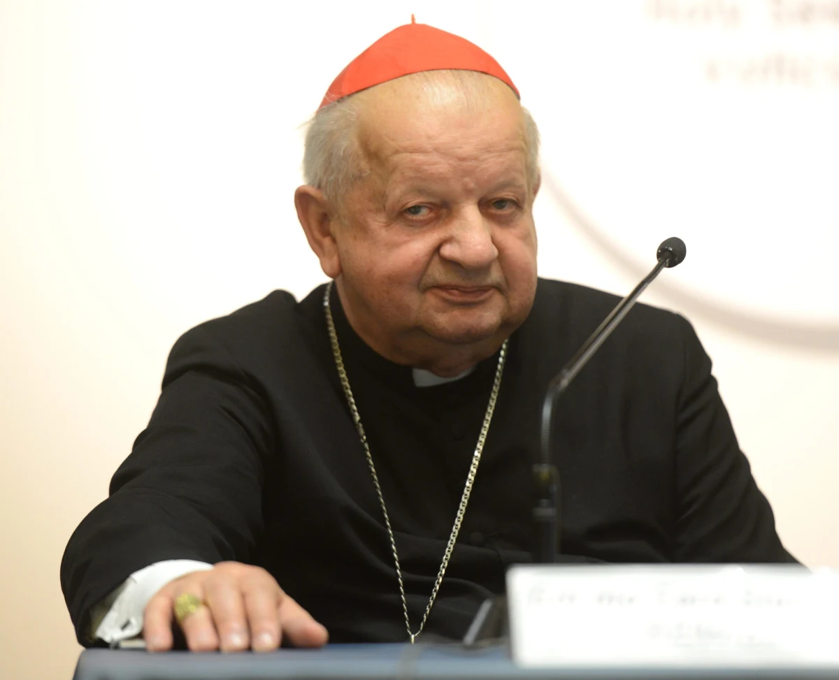 Metropolita krakowski kard. Stanisław Dziwisz złożył rezygnację z pełnionego urzędu i oddał się do dyspozycji papieża Franciszka. Swoją decyzję ogłosił z racji ukończenia 75 lat. Na razie nie wiadomo, czy papież  przyjmie rezygnację, czy poprosi o dalsze pełnienie posługi.
