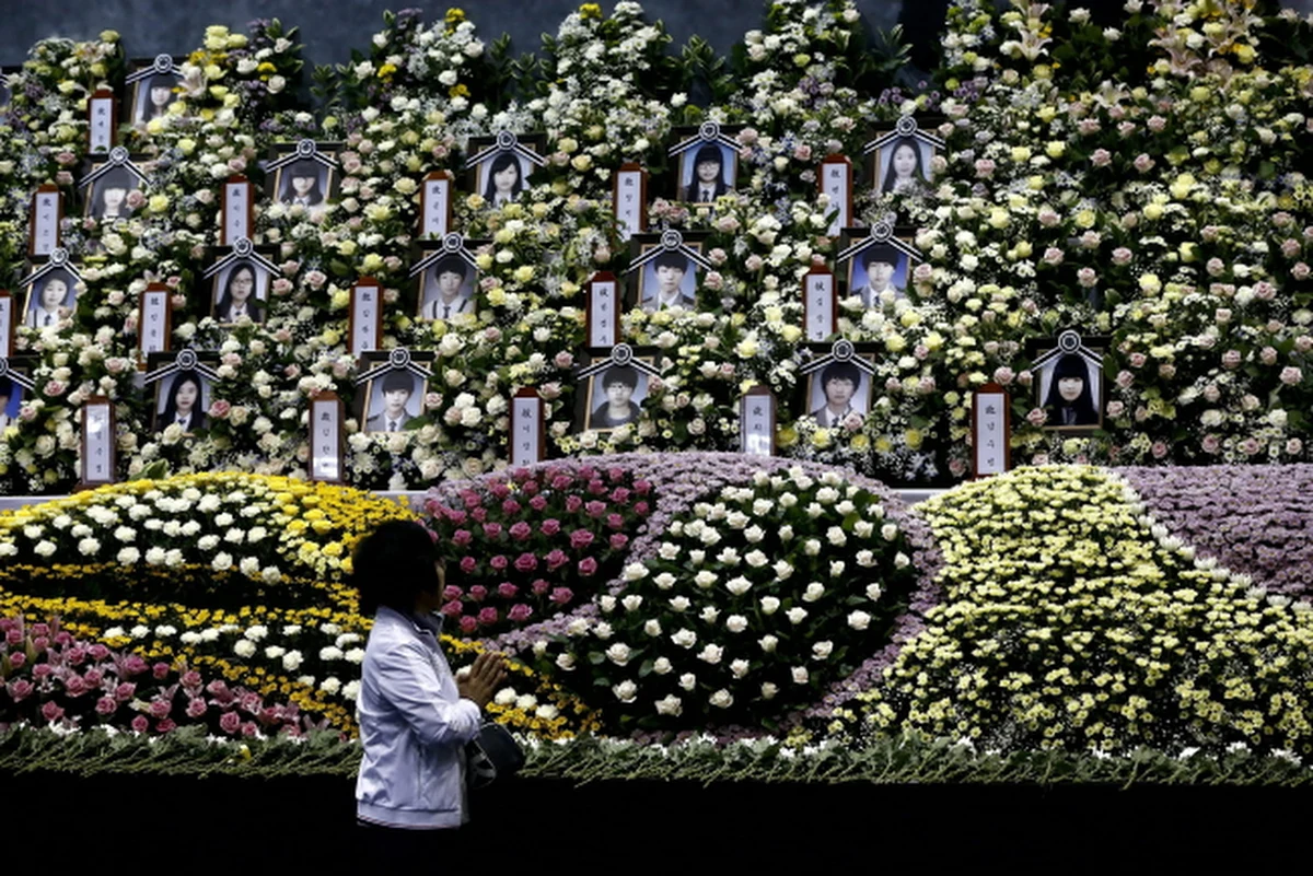 Zbyt duże obciążenie mogło być powodem katastrofy południowokoreańskiego promu Sewol, który zatonął 16 kwietnia - sugerują lokalne media. W wyniku tragedii zginęło lub zostało uznanych za zaginione ponad 300 osób.