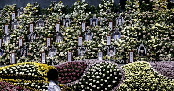 Zbyt duże obciążenie mogło być powodem katastrofy południowokoreańskiego promu Sewol, który zatonął 16 kwietnia - sugerują lokalne media. W wyniku tragedii zginęło lub zostało uznanych za zaginione ponad 300 osób.