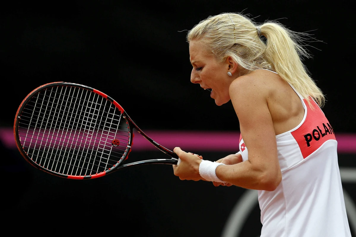 Urszula Radwańska przegrała z 348. tenisistką światowego rankingu Hiszpanką Laurą Pous-Tio 3:6, 6:2, 4:6 w 1. rundzie kwalifikacji do turnieju WTA na ziemnych kortach w Madrycie (z pulą nagród 4,23 mln dol.). Później na kort wyjdzie Katarzyna Piter. 