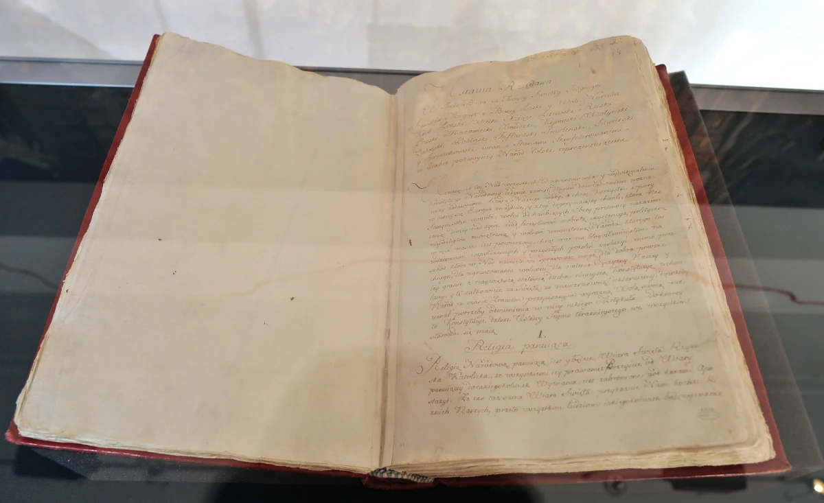 223 lat temu Sejm Czteroletni po burzliwej debacie przyjął przez aklamację ustawę rządową, która przeszła do historii jako Konstytucja 3 Maja; była drugą na świecie i pierwszą w Europie ustawą regulującą organizację władz państwowych, prawa i obowiązki obywateli.