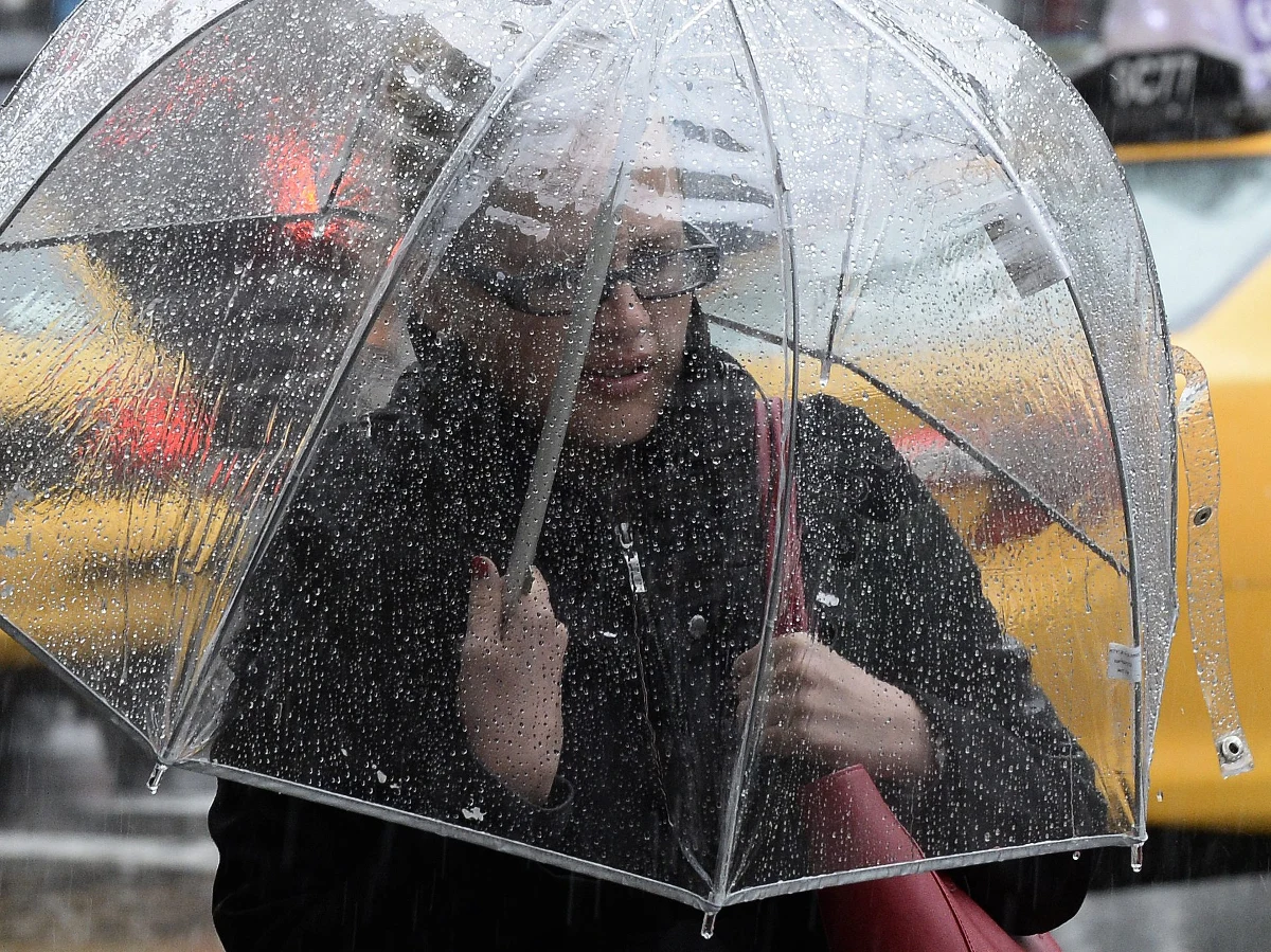 To nie jest wymarzona pogoda na majówkę - szaro, pochmurno, deszczowo i burzowo. Temperatura spadnie do nawet 8 stopni Celsjusza, a w nocy możliwe przymrozki. W górach prognozujemy opady deszczu ze śniegiem i śniegu. Taka fatalna pogoda będzie nam towarzyszyć przez najbliższe dni. Delikatna poprawa dopiero od wtorku - przestanie padać i zacznie się ocieplać.