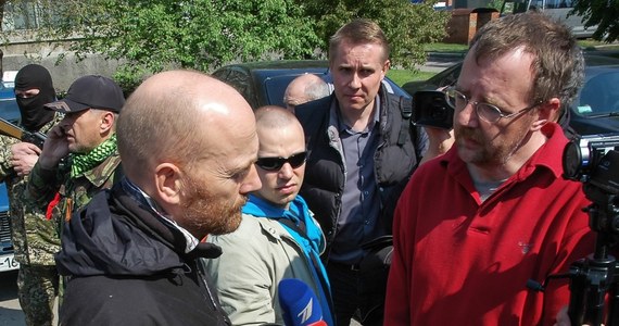 Zwolnieni przez prorosyjskich separatystów ze Słowiańska na wschodzie Ukrainy obserwatorzy OBWE dotarli do Doniecka. Są już w rękach innych pracowników OBWE - poinformował rzecznik MSZ Marcin Wojciechowski. Misja OBWE została zatrzymana 25 kwietnia.