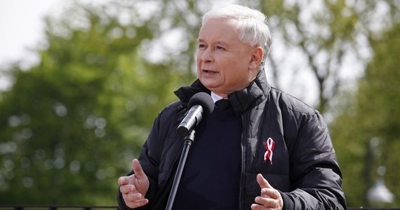 Prezes PiS Jarosław Kaczyński uważa, że konstytucja powinna być uzupełniona o przepisy, które będą służyły naszej wolności i będą nas chroniły od narzucania nam z zewnątrz różnego rodzaju kulturowych czy obyczajowych rozwiązań. Jak podkreślił, Polacy nie muszą się wzorować na tym, "co akurat dziś modne w Paryżu, w Brukseli, czy w Berlinie". "Mamy własną kulturę, pamięć, tożsamość" - zaznaczył.