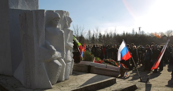 Nieznani sprawcy zdewastowali pomnik sowieckiego generała Iwana Czerniachowskiego w Pieniężnie w województwie warmińsko-mazurskim. Incydent miał miejsce kilkanaście godzin przed oficjalną wizytą Rosjan. 