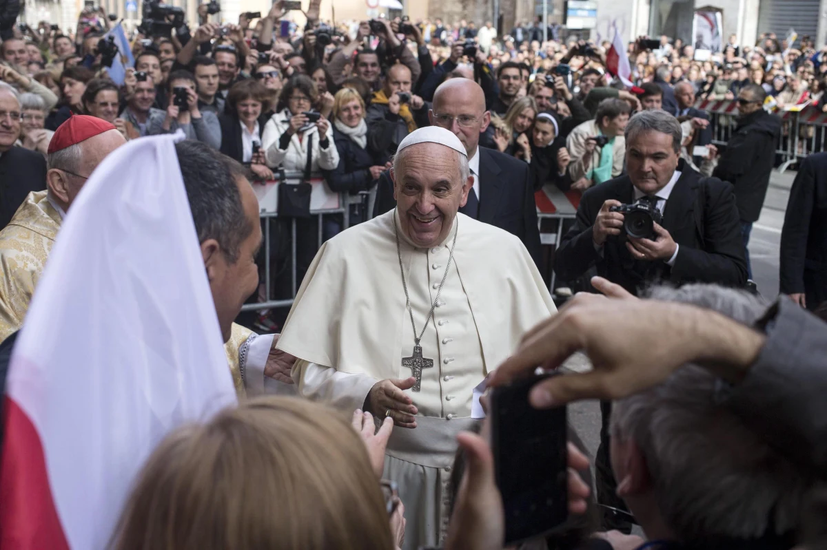 W polskim kościele pod wezwaniem świętego Stanisława Biskupa i Męczennika w Rzymie papież Franciszek odprawia mszę dziękczynną za kanonizację Jana Pawła II. W kościele i wokół niego zgromadziły się tłumy polskich wiernych. 