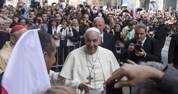 W polskim kościele pod wezwaniem świętego Stanisława Biskupa i Męczennika w Rzymie papież Franciszek odprawia mszę dziękczynną za kanonizację Jana Pawła II. W kościele i wokół niego zgromadziły się tłumy polskich wiernych. 