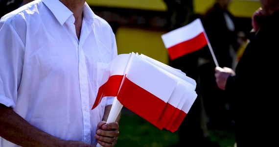 Czworo nastolatków odpowie przed sądem rodzinnym za znieważenie flagi państwowej - poinformowała policja w Zabrzu w województwie śląskim. Grupę młodych osób zrywających flagi z masztów zauważył m.in. operator miejskiego monitoringu. 