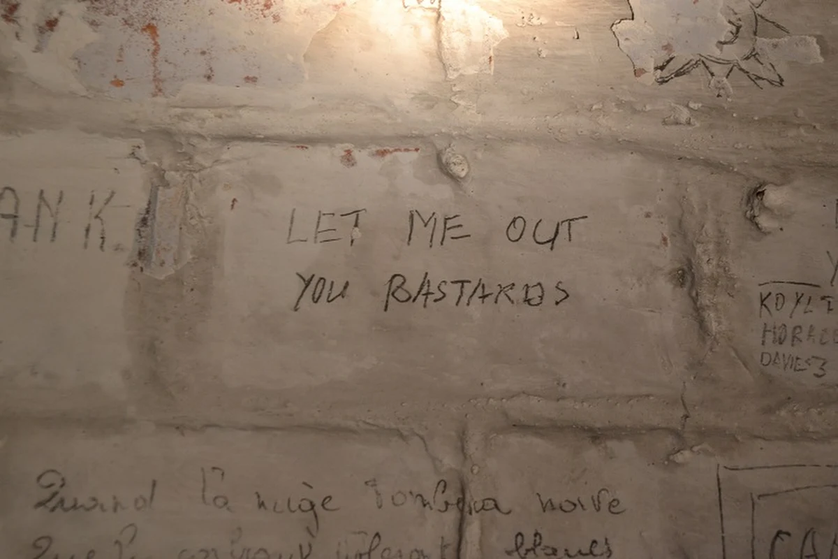 Rysunki Popey’a czy napisy: "Hitler, you bastard", "Good old Churchill give Germans hell!" wykonane przez brytyjskich jeńców wojennych można znaleźć tylko w jednym miejscu - w podziemiach Fortu XI Twierdzy Toruń.  To kolejny przystanek naszej wycieczki po schowanych pod ziemią zakątkach tego miasta. 