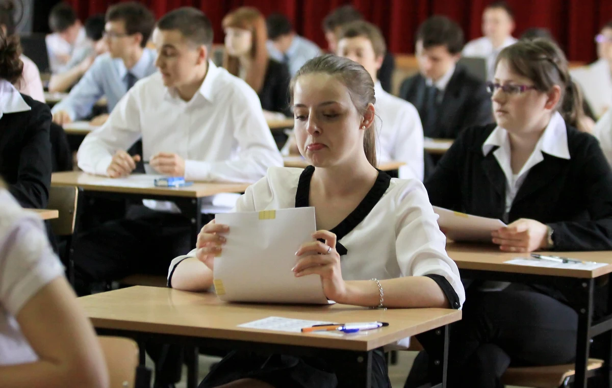 Blisko 334 tys. uczniów szkół średnich przystąpi o godzinie 9.00 do obowiązkowej pisemnej matury z języka polskiego. Egzamin, który potrawa 170 minut, zostanie przeprowadzany na poziomie podstawowym. Po egzaminie na RMF 24 opublikujemy arkusze wraz z odpowiedziami!
