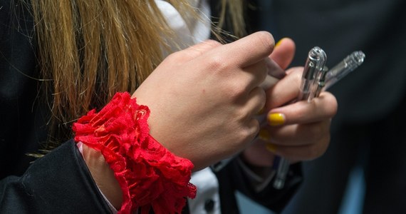 81 procent zdających uzyskało świadectwo dojrzałości w ubiegłym roku. Poza obowiązkowymi przedmiotami: językiem polskim i matematyką, aż ośmiu na dziesięciu maturzystów wybrało na egzaminie język angielski. 17 procent zdających zdecydowało się na rozszerzoną matematykę, a co dziesiąty uczeń wybrał rozszerzony język polski.