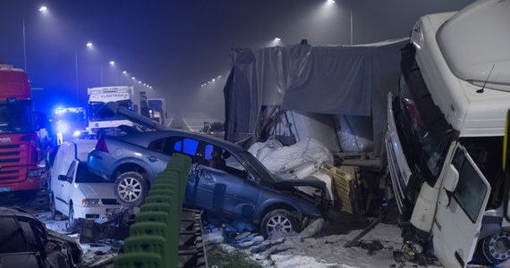 Prokuratura w Rawie Mazowieckiej wszczęła śledztwo w sprawie wypadku, do jakiego doszło w nocy z soboty na niedzielę na drodze S8 koło Kowies w powiecie skierniewickim. Zginęło troje obywateli Czech, w tym dziecko; 25 osób zostało rannych. 