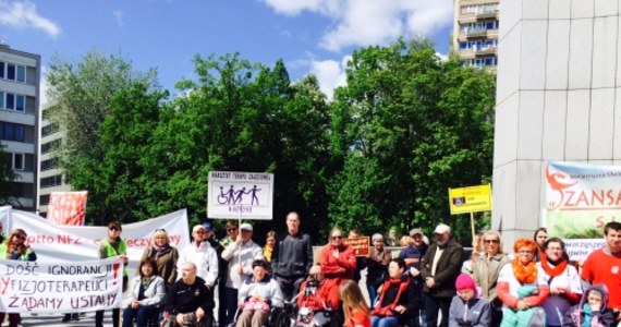 Niepełnosprawni i ich opiekunowie protestują w Warszawie. Do stolicy przyjechało około stu osób. Dziś przypada Europejski Dzień Walki z Dyskryminacją Osób Niepełnosprawnych. 