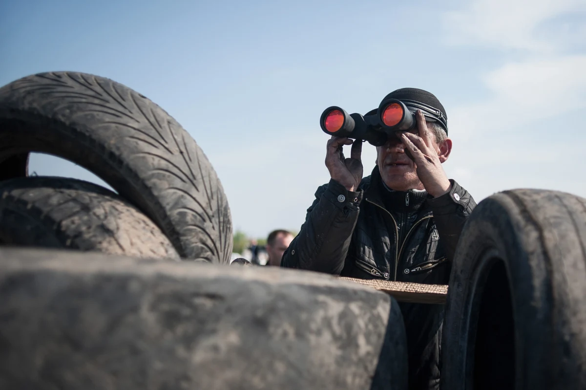 Ukraińskie władze obawiają się, że 9 maja (w Rosji to Dzień Zwycięstwa) separatyści spróbują dokonać przewrotu i obalić rząd w Kijowie. Służba Bezpieczeństwa Ukrainy alarmuje, że prorosyjscy bojownicy w Donieckim Zagłębiu Węglowym namawiają górników do strajku. Chcą przejąć materiały wybuchowe, by wysadzić Karliwski zbiornik wodny, który znajduje się 40 km od Doniecka.