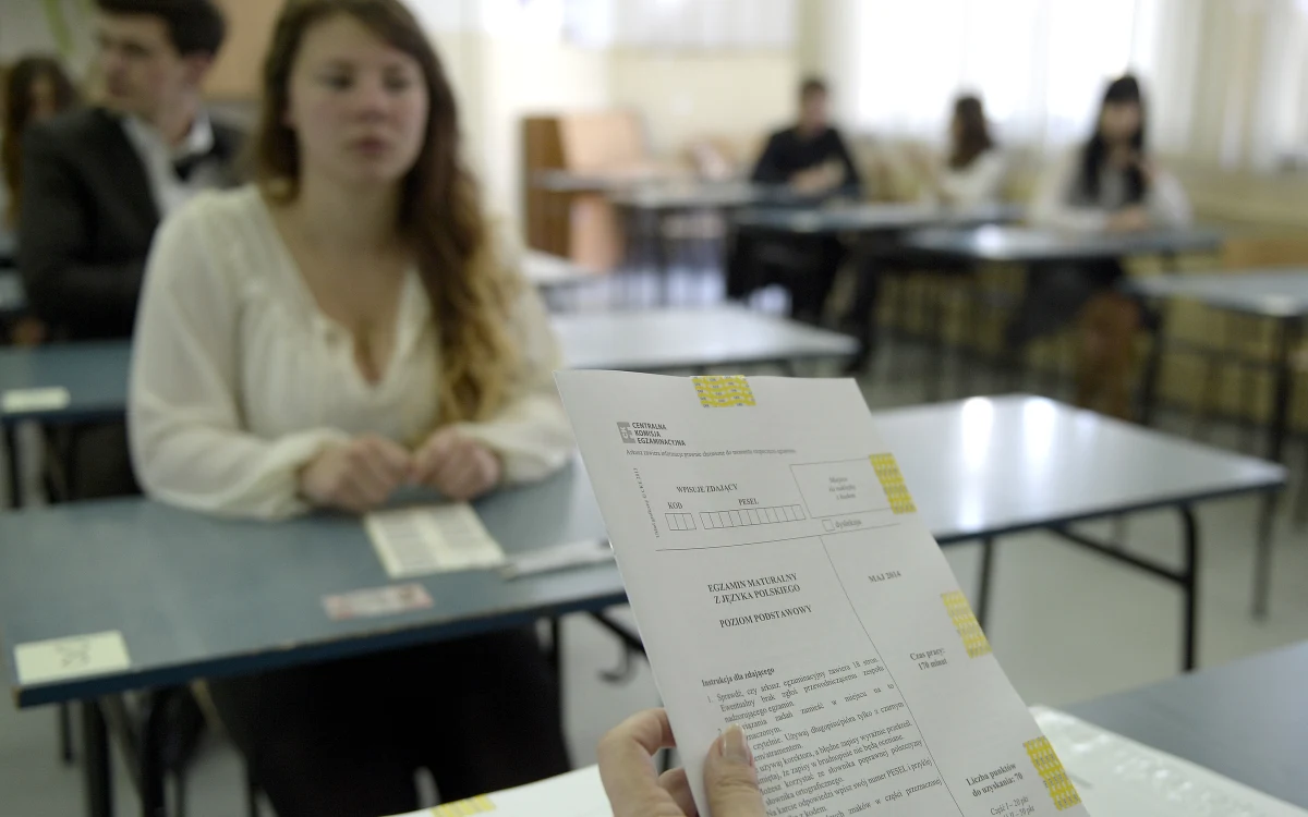 Zgodnie z zapowiedzią, publikujemy arkusz maturalny z języka polskiego i propozycje odpowiedzi, opracowane przez ekspertów specjalnie dla RMF FM i portalu Interia.pl. Znajdziecie tu również wskazówki, według których można by napisać maturalne wypracowania. Jak Wam poszło?