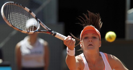 Agnieszka Radwańska pokonała Kanadyjkę Eugenie Bouchard 7:6 (7-3), 6:2 i awansowała do drugiej rundy turnieju WTA Tour na ziemnych kortach w Madrycie (pula nagród 4,24 mln dol.). Polska tenisistka jest rozstawiona w imprezie z numerem trzecim.